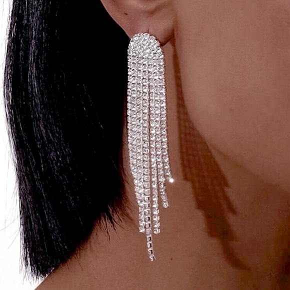 💜10/$25💜NEW Long Silver Rhinestone Drop Earrings - Picture 5 of 8